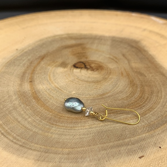 Tahitian coin pearl and Herkimer Diamond dangle earrings. Price is FIRM - Picture 7 of 8